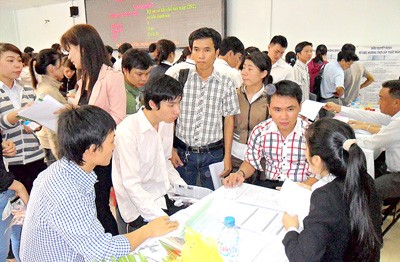 Jobseekers at the Job Exchange Floor in HCMC (File photo: SGGP)
